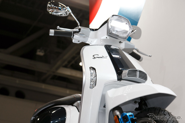 つるの剛士へのランブレッタV200 Special贈呈式(3月22日、東京モーターサイクルショー2019)