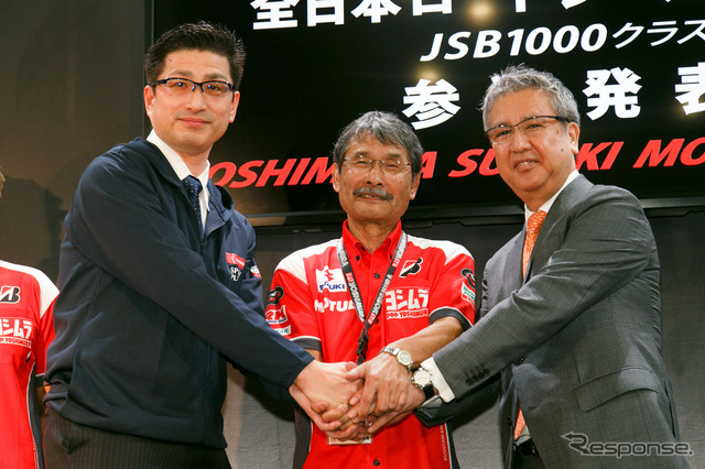 ヨシムラ 代表取締役 吉村不二雄氏(中)、モチュール 代表取締役社長 清水正喜氏(右)、デンソー 点火製造部部長 中森恵介氏(左)