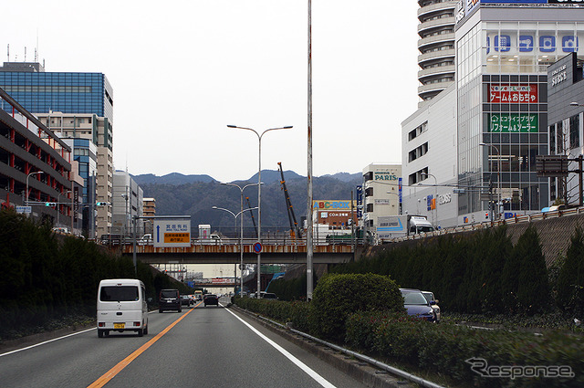 新御堂筋を走るクルマのなかからみえる北大阪急行延伸工事