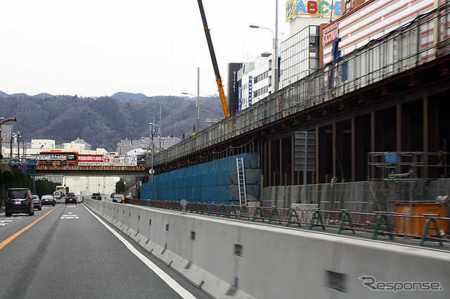 新御堂筋を走るクルマのなかからみえる北大阪急行延伸工事