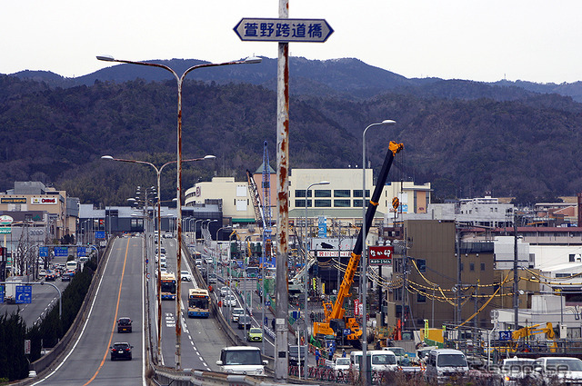新御堂筋を走るクルマのなかからみえる北大阪急行延伸工事