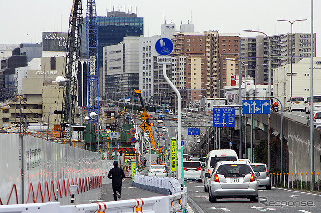 新御堂筋を走るクルマのなかからみえる北大阪急行延伸工事