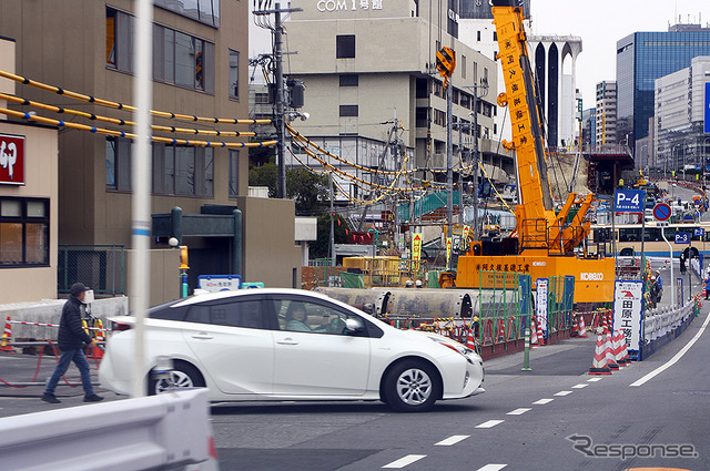 新御堂筋を走るクルマのなかからみえる北大阪急行延伸工事
