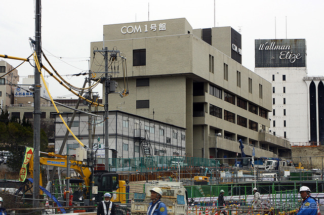 新御堂筋を走るクルマのなかからみえる北大阪急行延伸工事