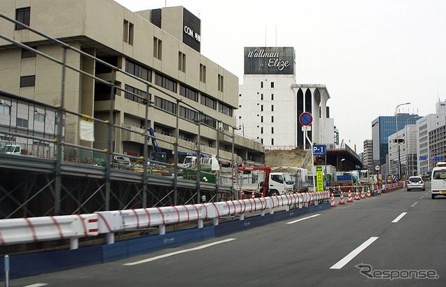 新御堂筋を走るクルマのなかからみえる北大阪急行延伸工事