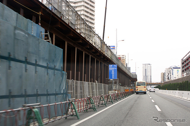 新御堂筋を走るクルマのなかからみえる北大阪急行延伸工事
