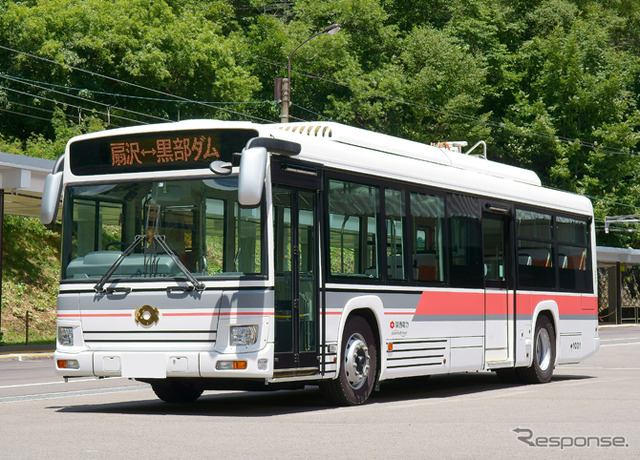 トロリーバスの車体デザインを踏襲したという電気バス。ステップの高さはトロリーバス時代より14cm低い27cmとなり、乗降しやすくなる。