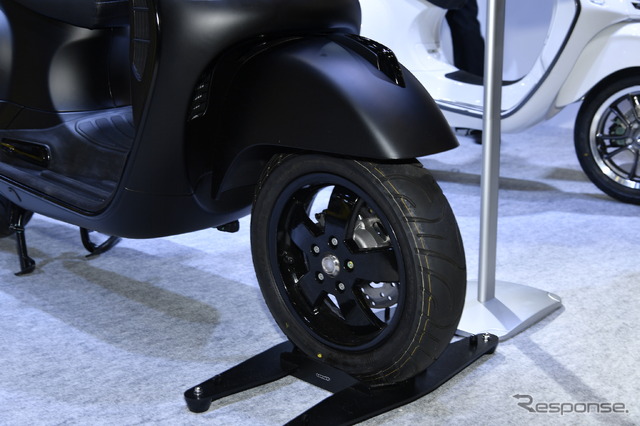 ベスパGTS Super 300 Notte(東京モーターサイクルショー2019)