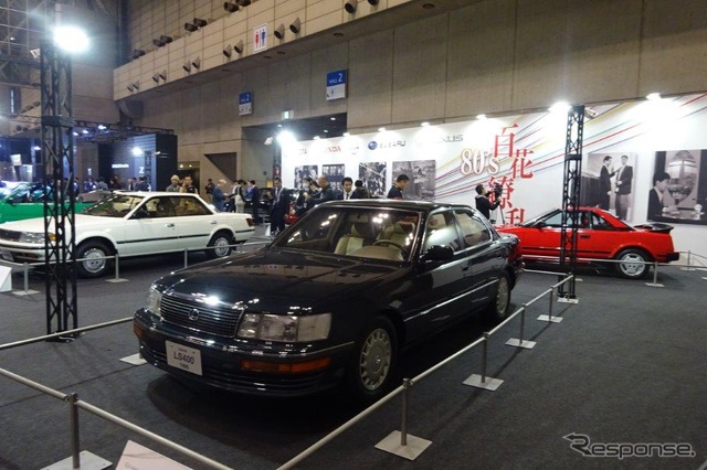 4社共同企画展示ブースとレクサスLS400