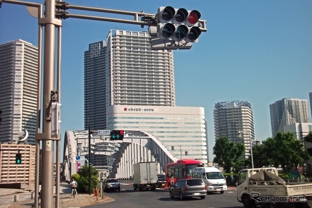 銀座と臨海部とを結ぶ晴海通り。銀座・築地方面から勝どき・晴海方面を臨む。前方のアーチは勝鬨橋。　(AC)