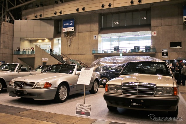 メルセデスベンツ 560SL(左)と190E(右)