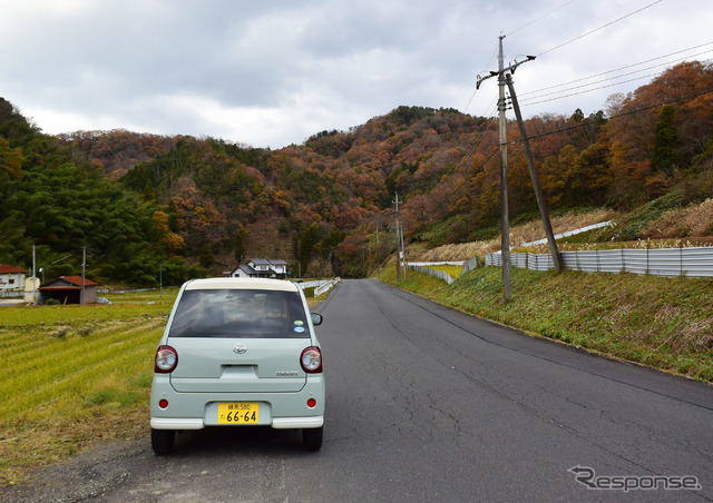 田舎道をのんびりと走る牧歌的なドライブはトコットの真骨頂だ。