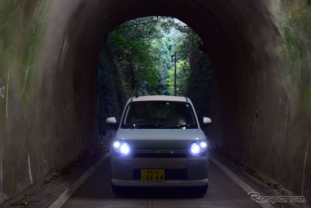 どんな険路でも道幅が気にならないのは軽自動車の特権。