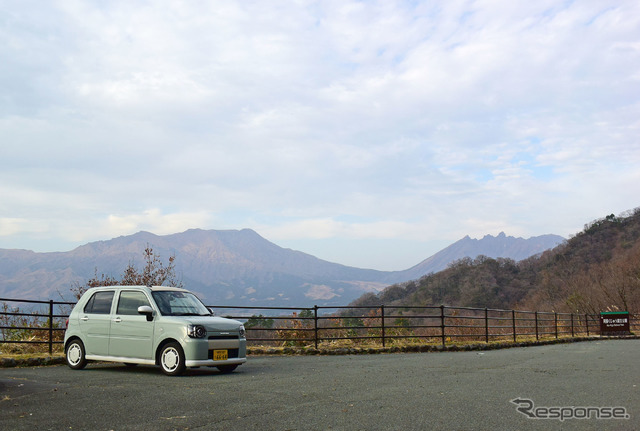 阿蘇山をバックに記念写真を撮った。