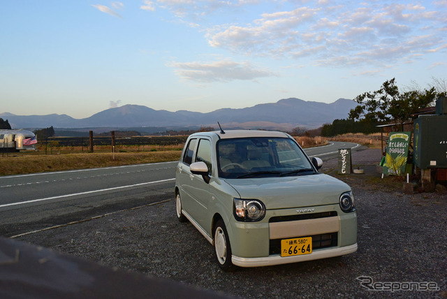 熊本~大分県境の高原道路、やまなみハイウェイにて。おいしい牛乳やとうもろこしを売る店があったので寄り道してみた。