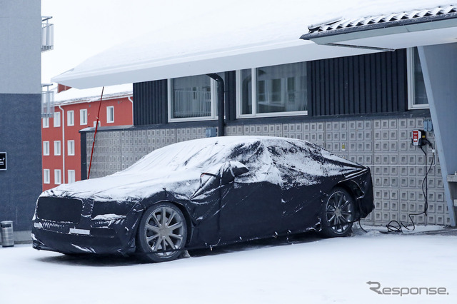 充電中のベントレー フライングスパー 次期型PHEV (スクープ写真)