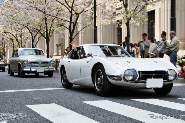 トヨタ2000GT、後ろはボルボ122