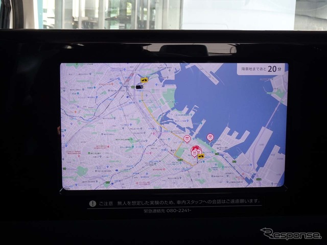 車内のタブレットには目的地までのルートがガイドされる