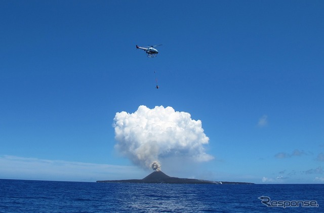 西之島火山の噴火観測の様子 （2015年撮影）