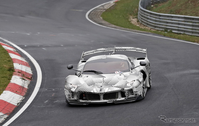 フェラーリ FXX K エボをベースとしたプロトタイプ。これは改良型か公道仕様か