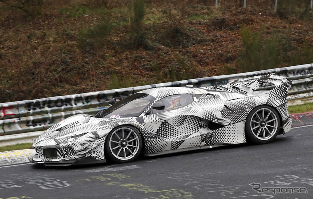 フェラーリ FXX K エボをベースとしたプロトタイプ。これは改良型か公道仕様か