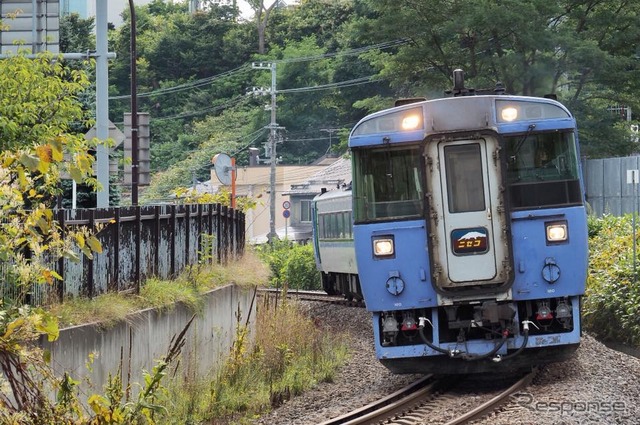 観光列車への取組みの一環として、小樽・倶知安経由の特急『ニセコ』の運行期間拡大が検討される。同列車が停車する倶知安駅やニセコ駅の周辺は、近年、外国人の長期滞在者が増加しており、函館本線小樽以西の輸送改善が課題となっている。