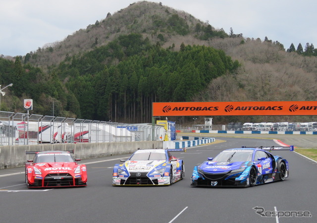 GT500クラスを戦う（左から）#23 日産GT-R、#37 レクサスLC500、#1 ホンダNSX。