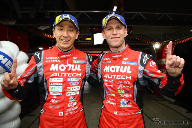 GT500クラスのポールを獲得した松田(左)とクインタレッリ。