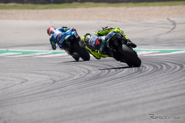 リンス(#42、スズキ)。後ろはロッシ(#46、ヤマハ) (C) Getty Images