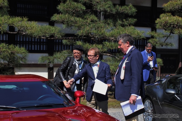 中村史郎氏ら審査員とザガートデザインのトップを務める原田則彦氏(左)