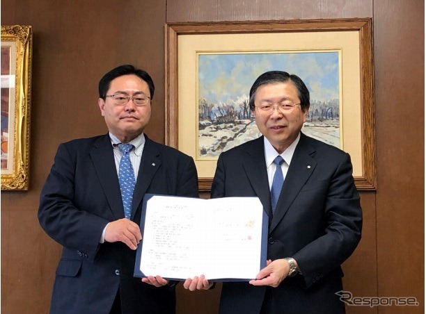 セイノーHDの丸田秀実取締役（右）と平野正明北海道知事室長