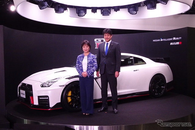 星野専務（左）と田沼常務車両はGT-R NISMO 2020年モデル