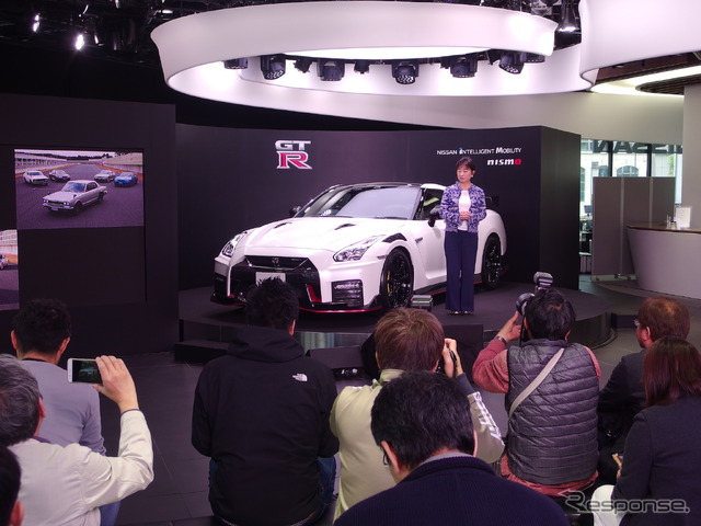 4月17日、東京で発表された日産 GT-R NISMO の2020年モデル。人物は星野朝子専務執行役員。