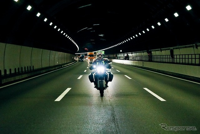 高速道のトンネル内での試験の様子