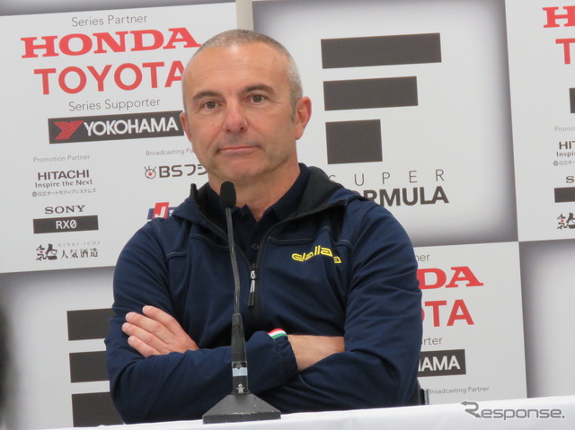 鈴鹿を訪れたマルコ・アピチェラさん(94年全日本F3000王者)。