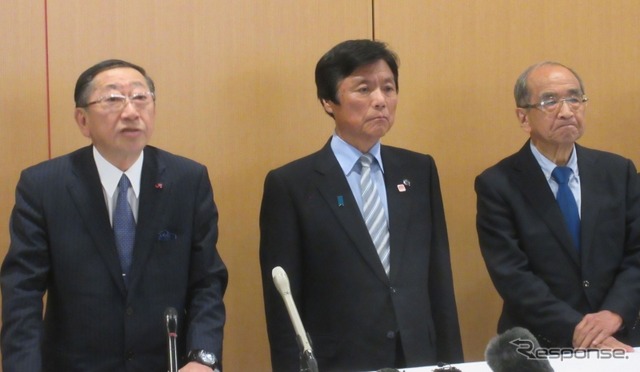会議に出席した青柳俊彦JR九州社長（左）、小川洋福岡県知事（中）、広瀬勝貞大分県知事（右）。