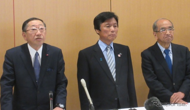 会議に出席した青柳俊彦JR九州社長(左)、小川洋福岡県知事(中)、広瀬勝貞大分県知事(右)。