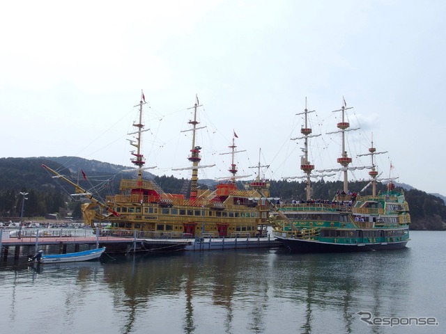 クイーン芦ノ湖(向かって左)とバーサ