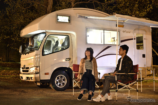 星空を求めてデイキャンプ。ブリッド「STREAMSシリーズ」と共に(モデル:亜桜みくり、湯本大輔)