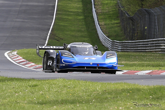 ニュルを走る VW ID.R(スクープ写真)