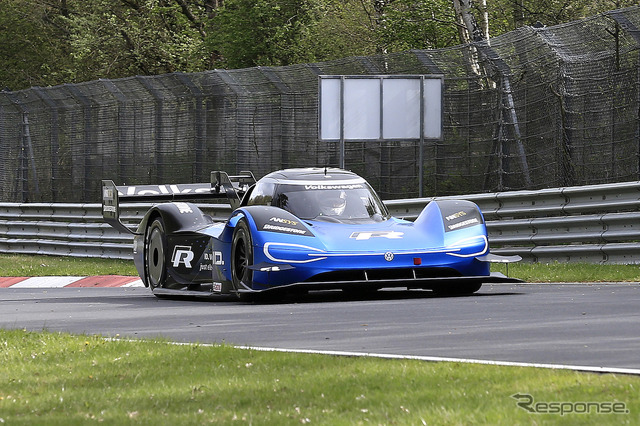 ニュルを走る VW ID.R(スクープ写真)