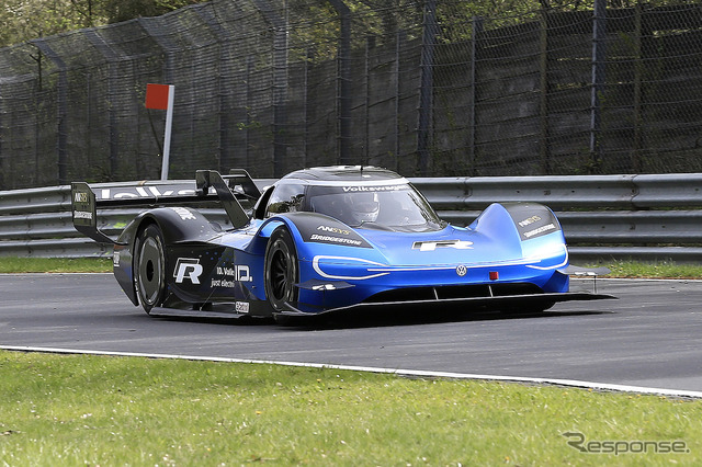 ニュルを走る VW ID.R(スクープ写真)