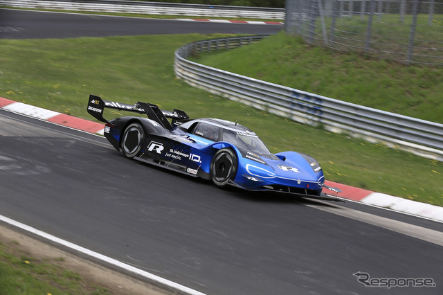 ニュルを走る VW ID.R（スクープ写真）