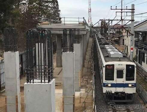 2019年度中には松戸市の六実駅と柏市の逆井駅の間が複線化されることになった東武野田線。写真は清水公園~梅郷間の高架工事区間を行く列車。