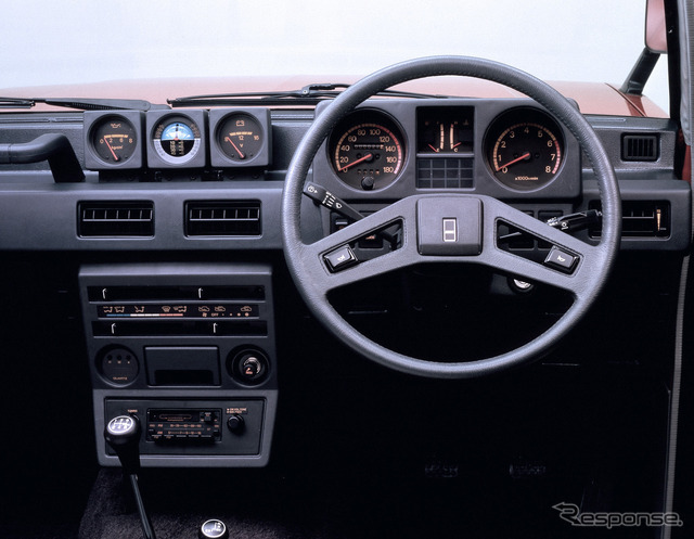 エステート(ハイルーフ、1983年6月)