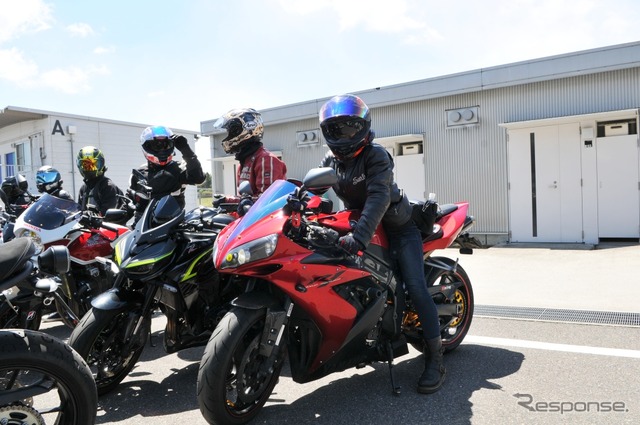 ヤマハ『YZF-R1』で参加した鈴木さん