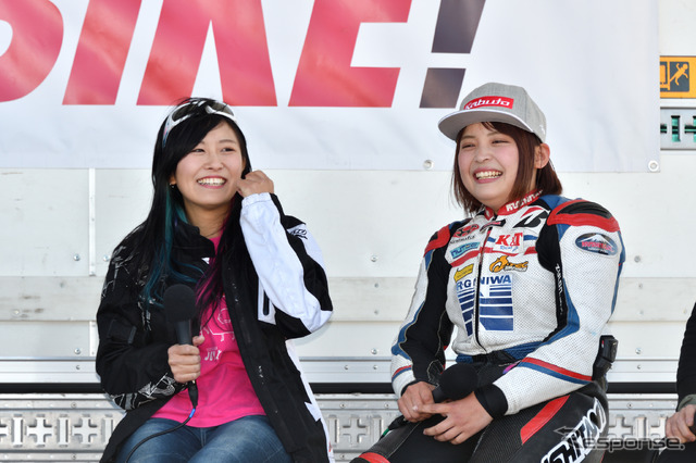 J-GP3クラスに参戦中の岡崎静夏選手と三好菜摘（なつみ）選手（左から）