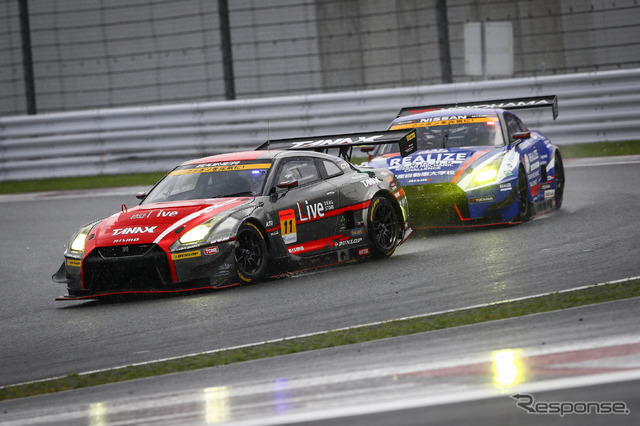 レース途中、GT-R同士のバトル(#11と#56)。