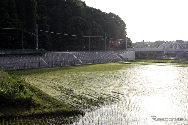 JR成田線大鷲架道橋とニュータウン中央線中央通り