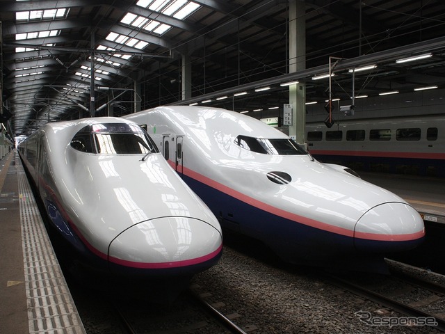 上越新幹線のE4系（右）とE2系（左）。